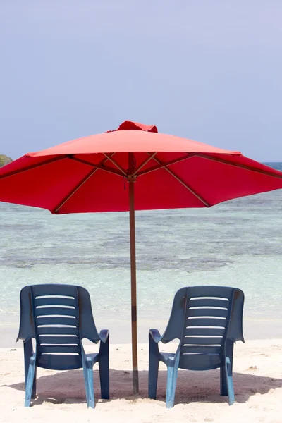Kaksi tuolia ja sateenvarjo trooppisella rannalla, Venezuela — kuvapankkivalokuva