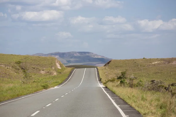 Een schilderachtige weg kruist de Gran Sabana - Venezuela — Stockfoto