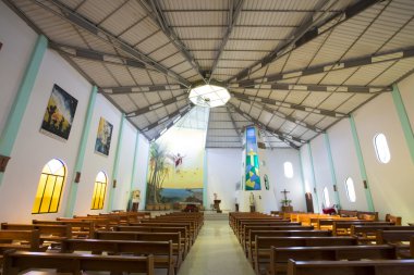 Galapagos Adaları'nda boş modern kilise iç