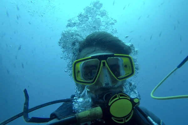 Підводний selfie людина підводного дайвінг в Тихому океані — стокове фото