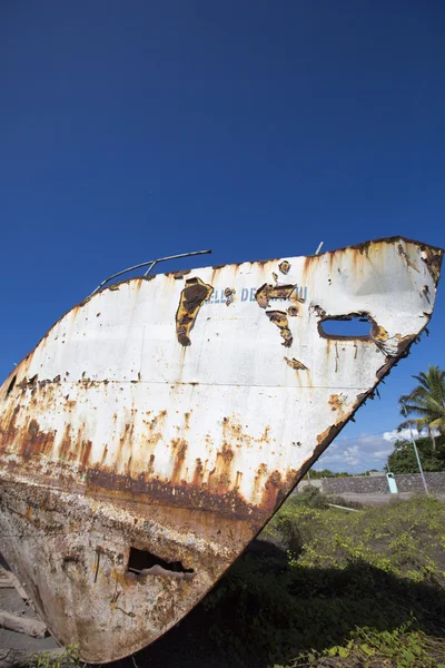 Oude verroeste schip met blauwe hemel, Galapagos — Stockfoto