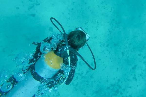 Hombre submarino buceando en el Océano Pacífico —  Fotos de Stock