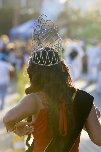 Vrouw met een kroon op haar hoofd tijdens festival, Ecuador — Stockfoto