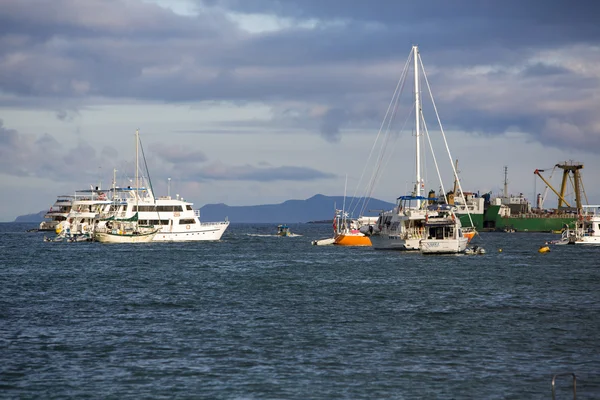 Sonnenuntergang und Kreuzfahrtschiffe auf den Galapagos-Inseln — Stockfoto