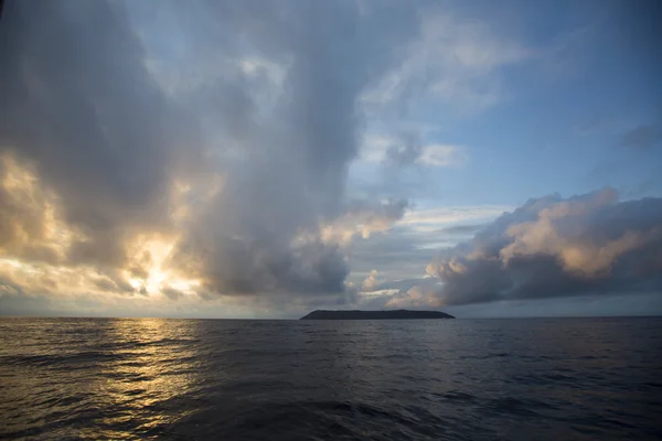 Hermosa puesta de sol en el océano Pacífico desde la isla Isabela, Ecuador — Foto de Stock