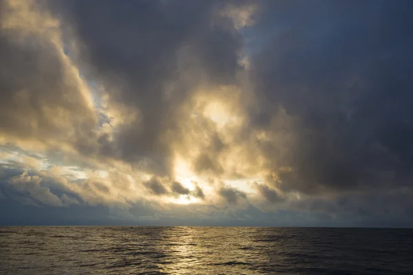 Hermosa puesta de sol en el océano Pacífico desde la isla Isabela, Ecuador —  Fotos de Stock