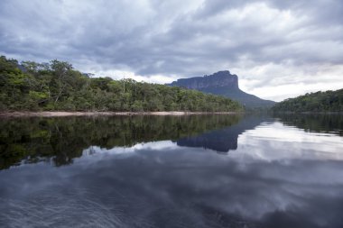 Günbatımı Auyantepui Dağı Canaima Ulusal Parkı'nda