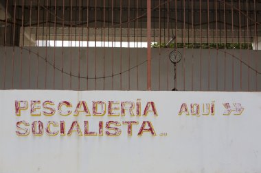 Eski socialst balık beyaz duvar üzerindeki harfler Pazar. Venezuela