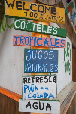 Renkli ahşap işaret panoları ile kokteyl adları, Venezuela