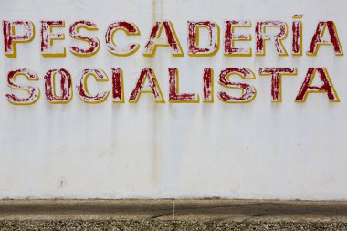 Eski socialst balık beyaz duvar üzerindeki harfler Pazar. Venezuela