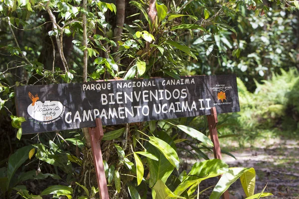 Hoş geldiniz ahşap işareti, Canaima Ulusal Parkı — Stok fotoğraf