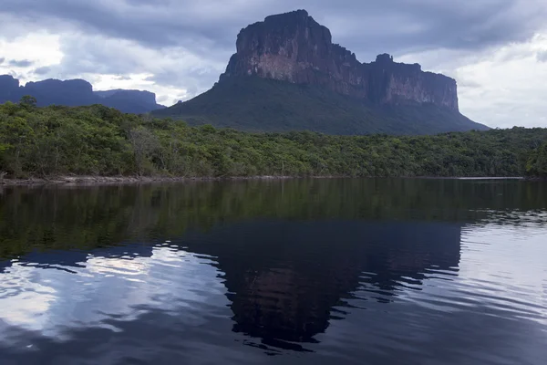 Zonsondergang op de Auyantepui berg in het Canaima Nationaal Park — Stockfoto