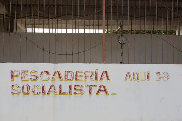 Oude socialst vismarkt letters op een witte muur. Venezuela — Stockfoto