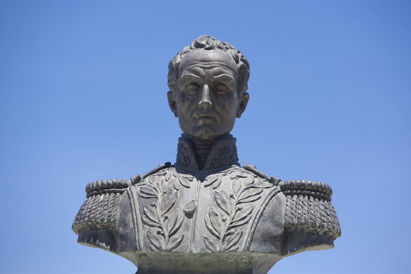 Скульптура Симона Боливара против голубого неба
