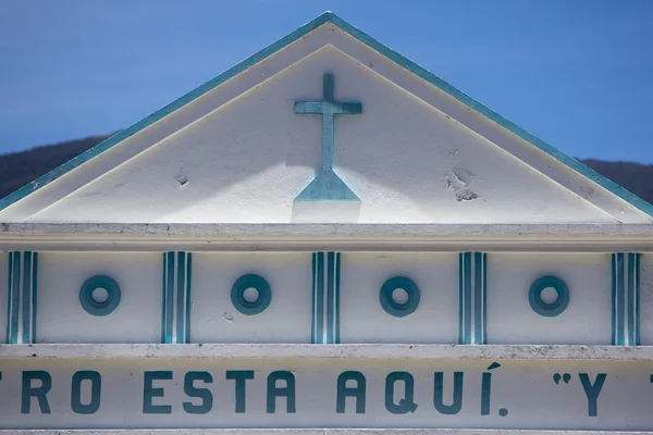 蓝色和白色的殖民时期教堂在委内瑞拉 — 图库照片