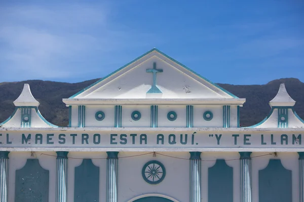 Blauwe en witte koloniale kerk in Venezuela — Stockfoto