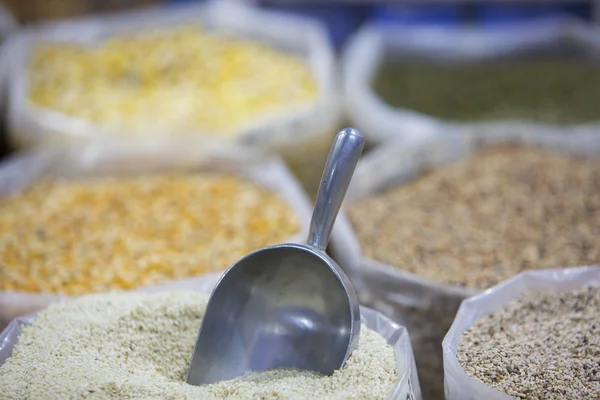 Cebada en bolsas en el mercado de alimentos a la venta, Venezuela —  Fotos de Stock
