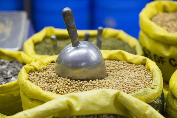黄鹰嘴豆袋在食品市场上销售，委内瑞拉 — 图库照片