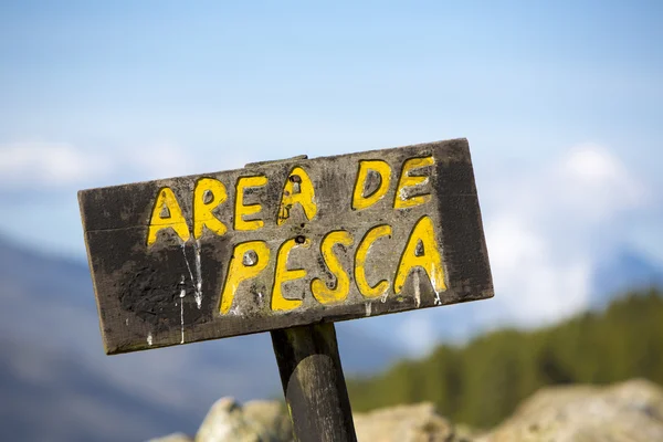 Sign post showing the free fishing area at a campsite in Merida, — Stock Photo, Image