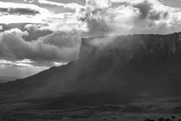 Roraima Tepui o montaña de mesa bajo las nubes — Foto de Stock