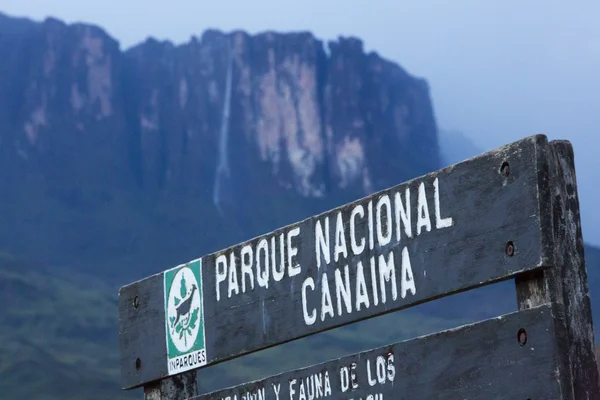 Indgang træ tegn til Canaima Nation Park - Stock-foto