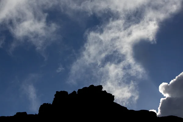 罗赖马山的悬崖、云朵和蓝天剪影 — 图库照片