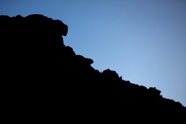 Dağı Roraima içinde Cliffs, bulutlar ve mavi gökyüzü silueti