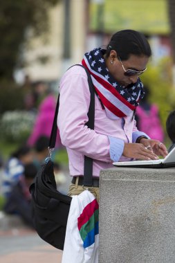 Amerikan bayrağı kare, Otavalo çalışan adamla