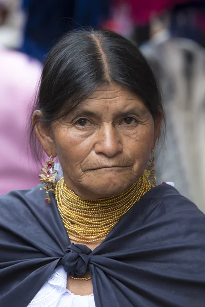 Vrouw uit de Mestizo etnische groep in Otavalo, Ecuador — Stockfoto