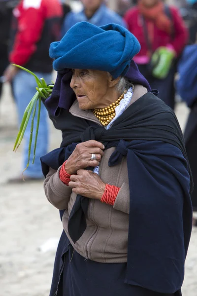Женщина из этнической группы Местицо в Отавало, Эквадор — стоковое фото