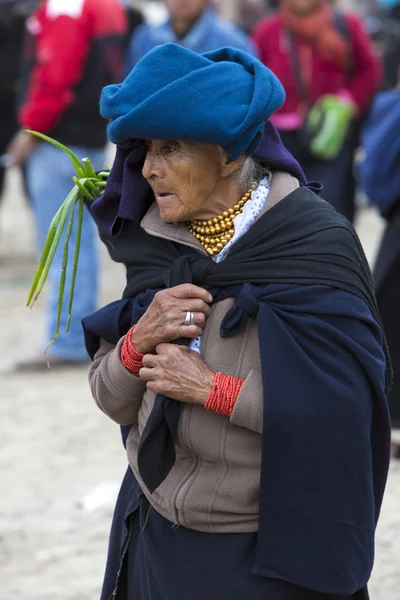 Frau aus der Ethnie der Mestizen in Otavalo, Ecuador — Stockfoto