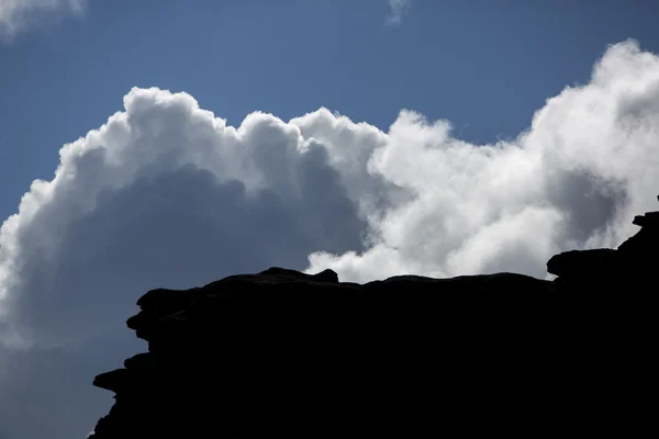 Silueta de Acantilados, nubes y cielo azul en el Monte Roraima —  Fotos de Stock