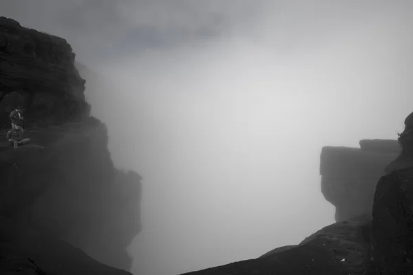 Surrealistiska vyn på toppen av Mount Roraima under dimman — Stockfoto