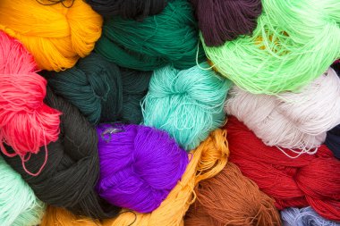 Dağınık yığın yün renkli topları arka plan