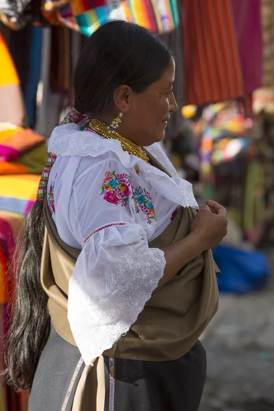 Mujer del grupo étnico mestizo en Otavalo, Ecuador — Foto de Stock