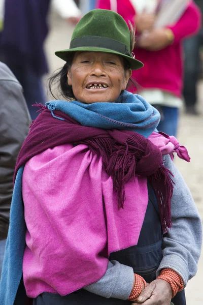 Vrouw uit de Mestizo etnische groep in Otavalo, Ecuador — Stockfoto