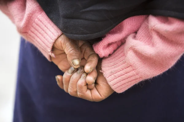 Alte frau arbeitende hände, otavalo, ecuador — Stockfoto