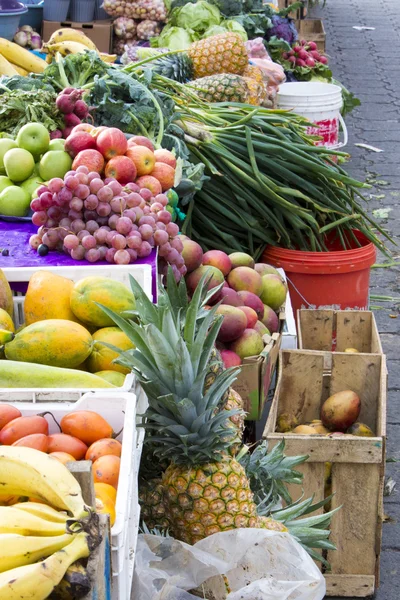 Frutos frescos no mercado andino, Otavalo, Equador — Fotografia de Stock