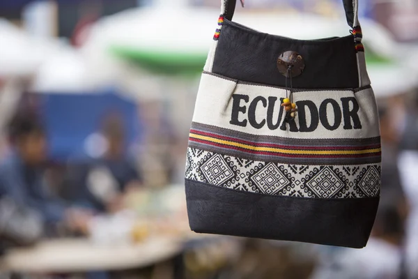 Wolltasche hängt auf dem Andenmarkt von otavalo, ecuaor — Stockfoto