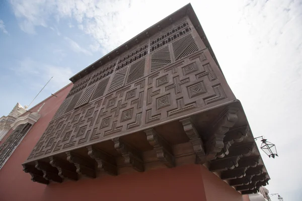 Detalj av koloniala fönster och arkitektur i Trujillo - Peru — Stockfoto