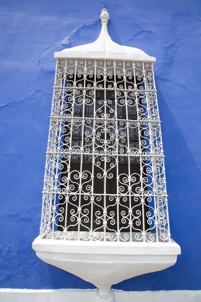 Detail of colonial window and architecture in Trujillo - Peru — Stock Photo, Image