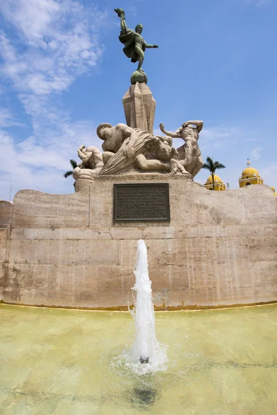 Sculture e fontana con cielo azzurro a Trujillo — Foto Stock