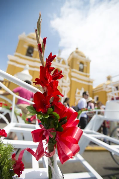 Flor roja, cielo azul e iglesia de violonchelo en Trujillo, Perú — Foto de Stock