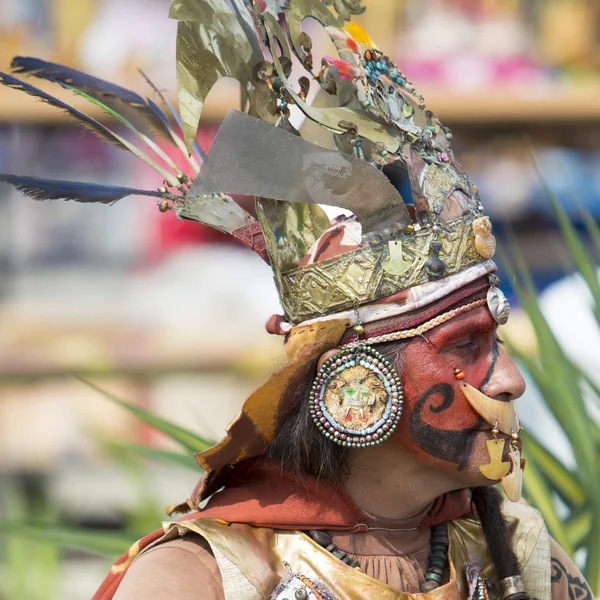 Peruvian indigenous man dressed and maked up like a Chimu, Peru — 스톡 사진