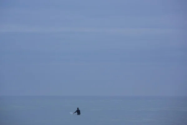 Lonely surfer on flat Pacific Ocean waiting for the wave, Mancor — Zdjęcie stockowe