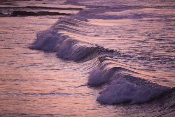 Pink purple waves during sunset in Mancora, Peru — Stock fotografie