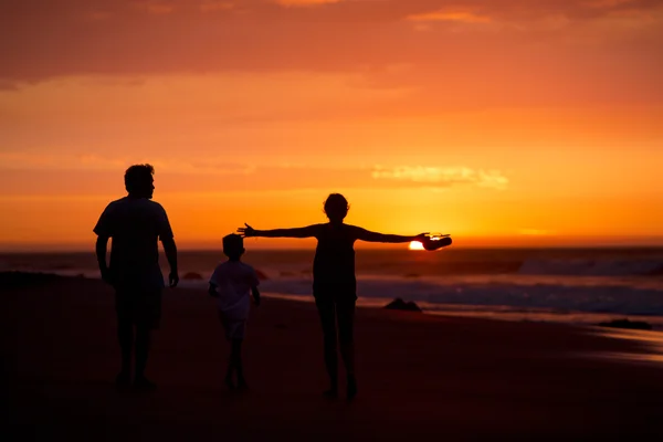 Silhouette of family on the beach at dusk in Peru — Zdjęcie stockowe