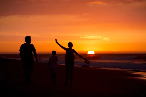 Silhueta de família na praia ao entardecer no Peru — Fotografia de Stock