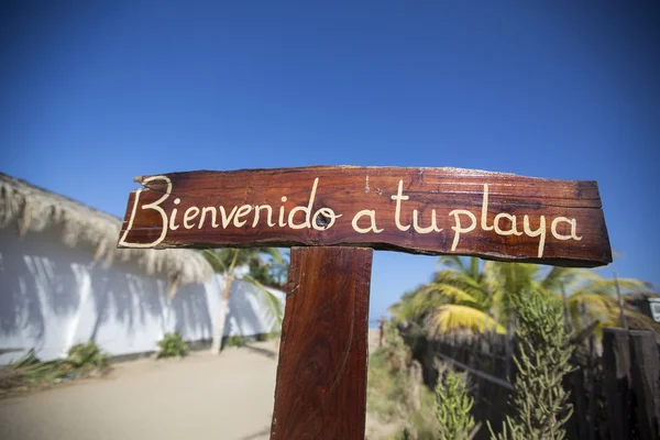 Welcome wooden sign post at the beach of Mancora — Stockfoto