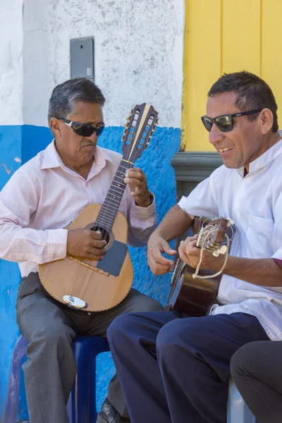 Peruvian blind musicians playing guitar outside, Trujillo — Stock Photo, Image